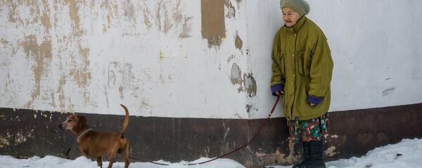 Жительница Лудзы с собачкой - Sputnik Latvija