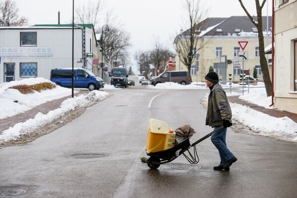 Житель Лудзы на дороге с тачкой - Sputnik Latvija