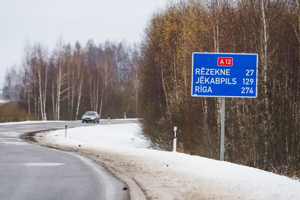Город Лудза на окраине Латвии. Дорога А12 проходящая через город, магистраль транcпортного коридора Рига - Москва - Sputnik Латвия