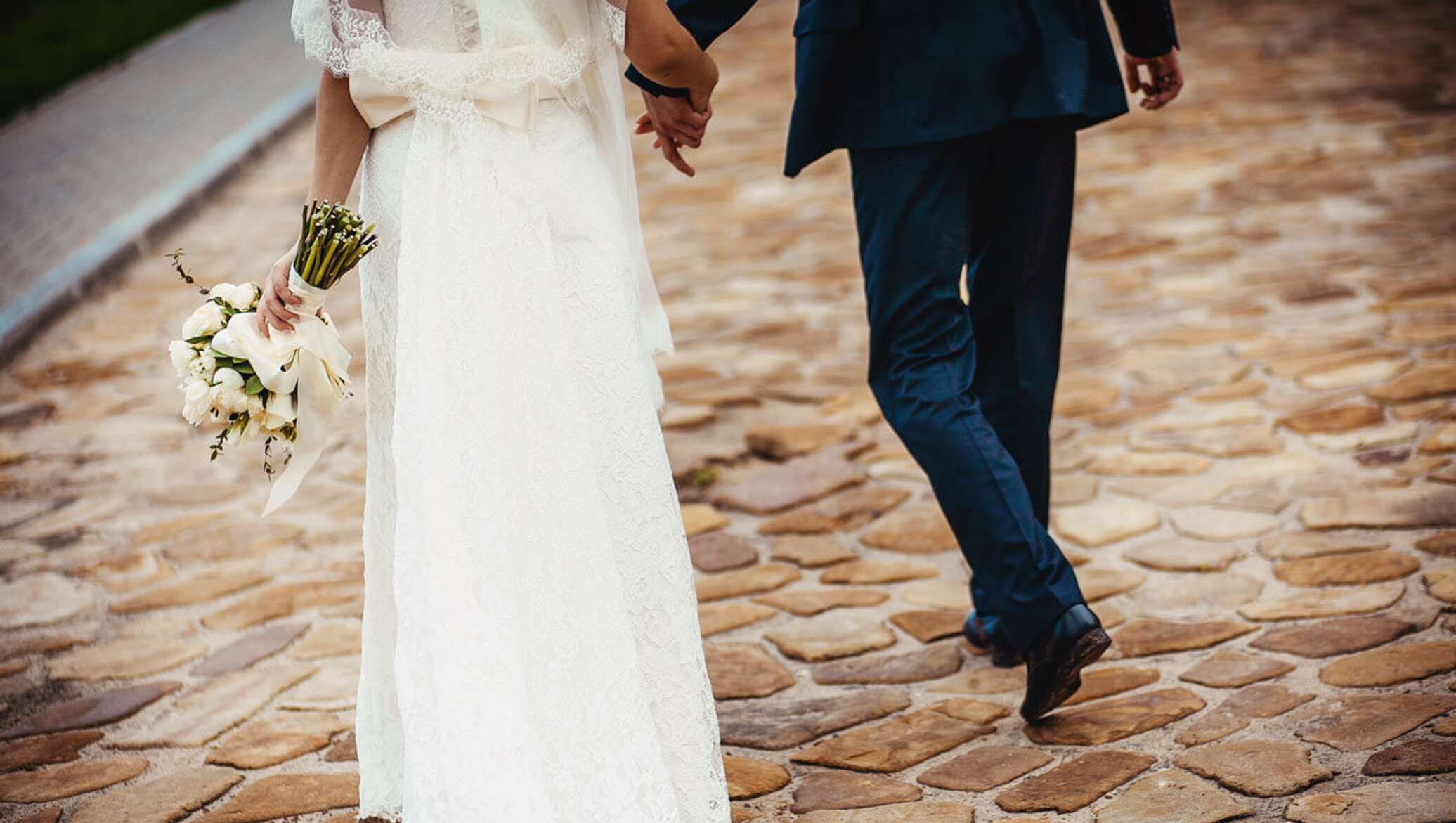 Невеста в слезах. Брачный союз. Невеста на руках у жениха. Несколько женихов и невест. Вступающим в брак.