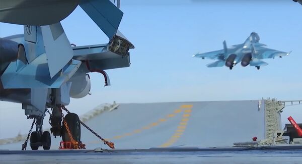 Подготовка авиации ТАвКР Адмирал Кузнецов к нанесению ударов по объектам террористов в Сирии - Sputnik Латвия