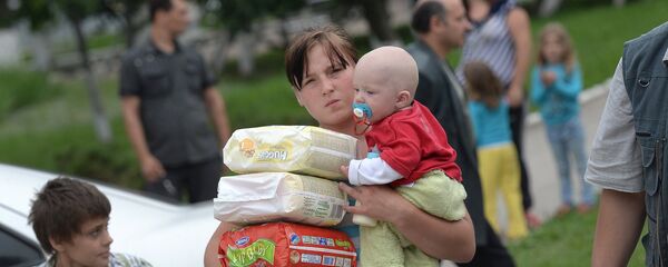 Молодая мать с младенцем и подгузниками - Sputnik Латвия