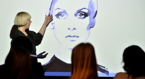 Иллюстрации Байбы появлялись на страницах Vogue China, а сейчас разместились на стенах Дома Картин - Sputnik Латвия