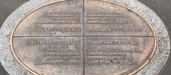 Bronzas plāksnes četrās valodās stāstīs par Brīvības pieminekli Bronzas plāksnes četrās valodās stāstīs par Brīvības pieminekli - Sputnik Latvija
