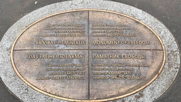 Бронзовые таблички у памятника Свободы - Sputnik Латвия