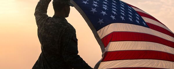 Amerikaņu karavīrs ar ASV karogu Amerikaņu karavīrs ar ASV karogu - Sputnik Latvija