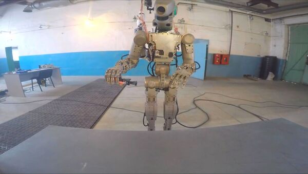 Progress iet uz priekšu: robots trenējas lidojumiem kosmosā - Sputnik Latvija