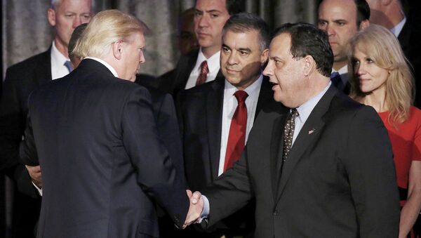Дональд Трамп пожимает руку губернатору Нью-Джерси Крис Кристи - Sputnik Латвия