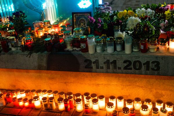 Свечи в память о жертвах трагедии в Золитуде 21 ноября 2013 года - Sputnik Латвия
