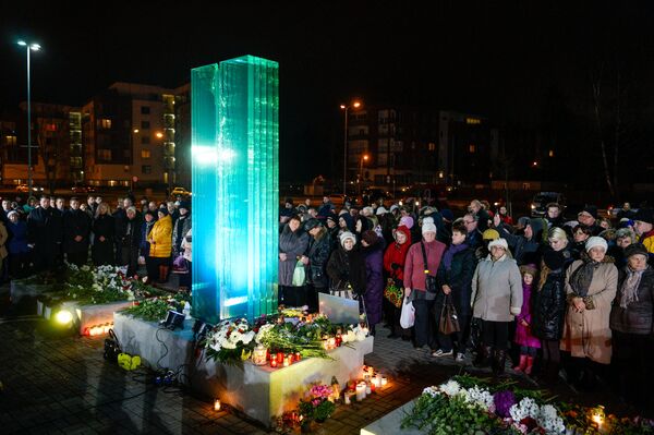 Временный мемориал на месте обрушения крыши супермаркета в Золитуде - Sputnik Латвия