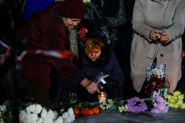 Люди несли цветы и свечи к временному монументу на месте трагедии - Sputnik Латвия