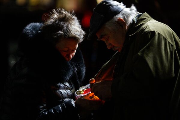 Рижане зажигают свечи в память о погибших - Sputnik Латвия