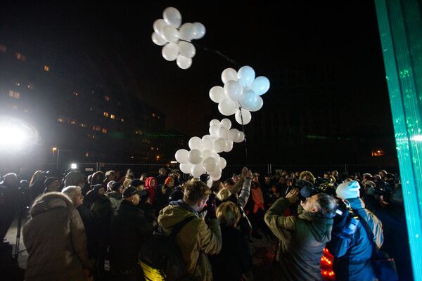 54 белых воздушных шарика отпустили в небо в память о погибших - Sputnik Латвия