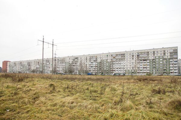 Самый длинный жилой дом в Риге, в народе Большая Китайская стена, 11 подъездов, 396 квартир - Sputnik Латвия