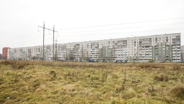 Самый длинный жилой дом в Риге, в народе Большая Китайская стена, 11 подъездов, 396 квартир - Sputnik Латвия