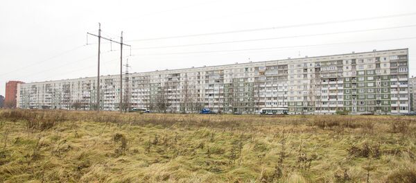 Самый длинный жилой дом в Риге, в народе Большая Китайская стена, 11 подъездов, 396 квартир - Sputnik Латвия