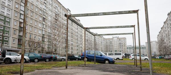 Двор в спальном районе Риги, Зиепниекалнсе - Sputnik Латвия