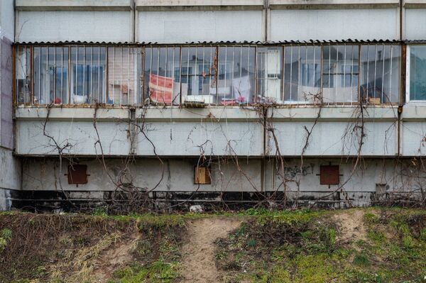 Решётки на первых этажах многоэтажек для предотвращения проникновения незванных гостей - Sputnik Латвия