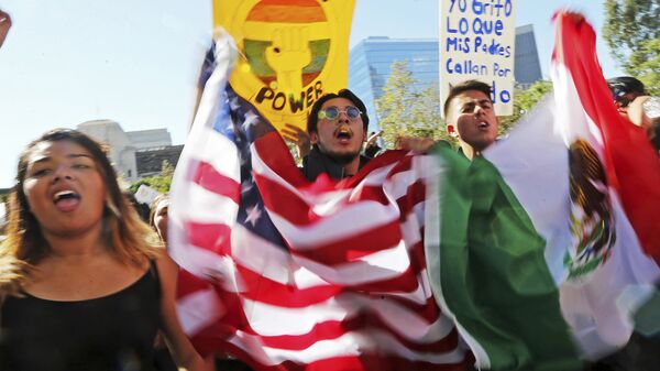 Студенты вузов в центре Лос-Анджелесе во время протеста против избрания Дональда Трампа в качестве президента США - Sputnik Латвия