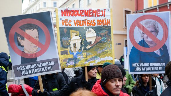 Пикет малых предпринимателей против отмены налога с микропредприятий - Sputnik Латвия