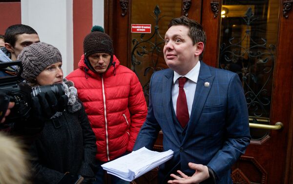 Депутат Сейма Артур Кайминьш демонстрирует собравшимся часть госбюджета по депутатским квотам - Sputnik Латвия