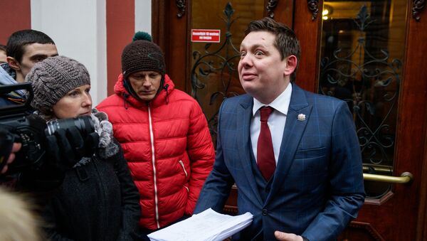 Депутат Сейма Артур Кайминьш демонстрирует собравшимся часть госбюджета по депутатским квотам - Sputnik Латвия