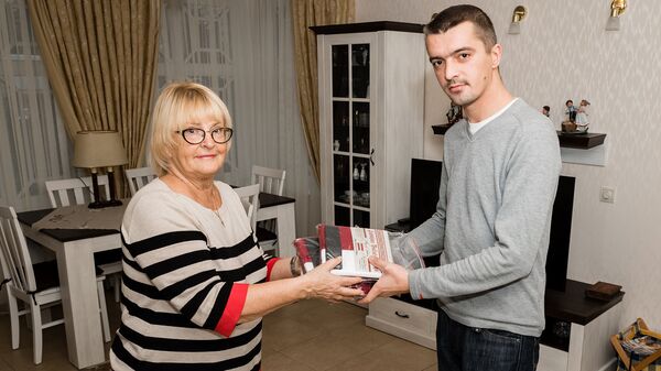 Дефицитный подарок — государственный флаг Латвии для латышских землячеств России - Sputnik Латвия