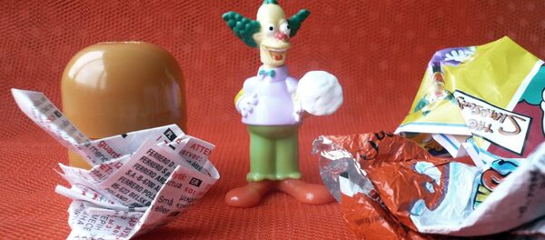 Bērnu rotaļlieta no šokolādes olas. Foto no arhīva Bērnu rotaļlieta no šokolādes olas. Foto no arhīva - Sputnik Latvija