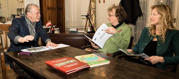 Председатель Рижского Латышского общества Гунтис Гайлитис, члены правления Валдис Гаварс и Мария Хейслере-Целма Председатель Рижского Латышского общества Гунтис Гайлитис, члены правления Валдис Гаварс и Мария Хейслере-Целма - Sputnik Латвия