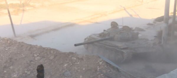 Наступление сирийской армии в Алеппо: огонь из танка и клубы дыма над городом - Sputnik Латвия