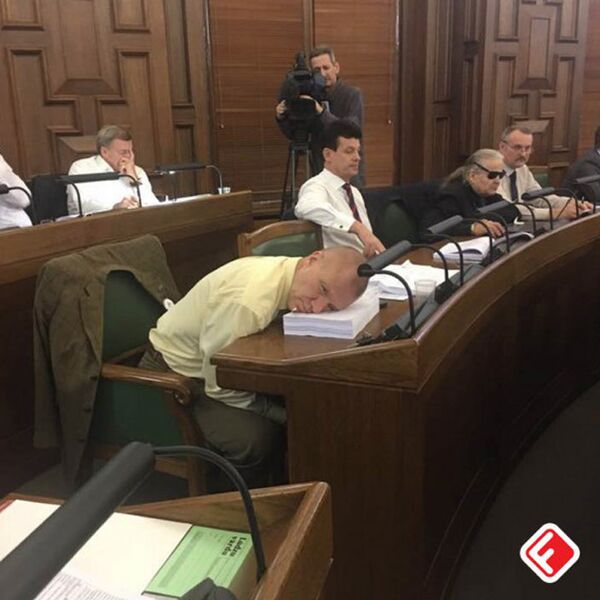 А вот и фотоподтверждение того, что депутат Калнозолс на самом деле не спал во время принятия бюджета, а только моргнул! - Sputnik Латвия