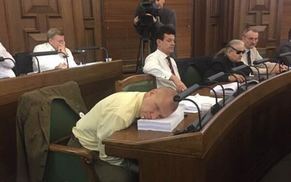А вот и фотоподтверждение того, что депутат Калнозолс на самом деле не спал во время принятия бюджета, а только моргнул! - Sputnik Latvija