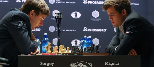 Слева направо: гроссмейстер Сергей Карякин (Россия) и гроссмейстер Магнус Карлсен (Норвегия) в партии матча за звание чемпиона мира 2016 Слева направо: гроссмейстер Сергей Карякин (Россия) и гроссмейстер Магнус Карлсен (Норвегия) в партии матча за звание чемпиона мира 2016 - Sputnik Латвия