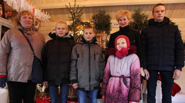 Ивета Вейоне с семьей Вилциньшей из Калупской волости Даугавпилсского края на открытии домика Laima - Sputnik Латвия