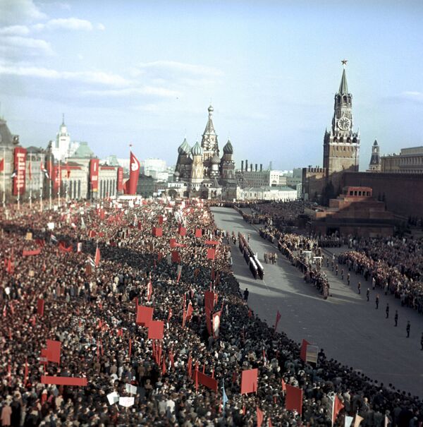 Тысячи людей приветствуют Фиделя Кастро на Красной площади - Sputnik Латвия