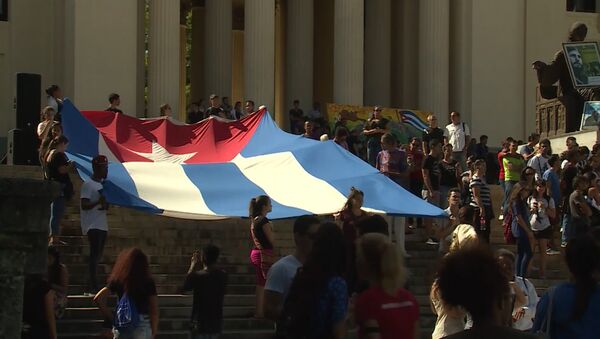 Студенты в Гаване развернули огромный флаг Кубы в память о Фиделе Кастро - Sputnik Латвия