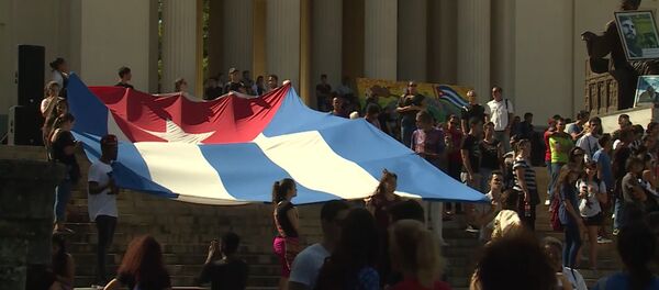 Студенты в Гаване развернули огромный флаг Кубы в память о Фиделе Кастро - Sputnik Латвия