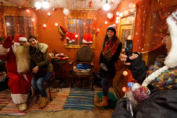 Ziemassvētku vecītis uzņem apmeklētājus - Sputnik Latvija