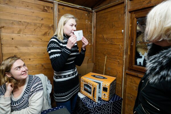 Латвийская почта предлагает отправить открытку с запахом Рождества - Sputnik Латвия