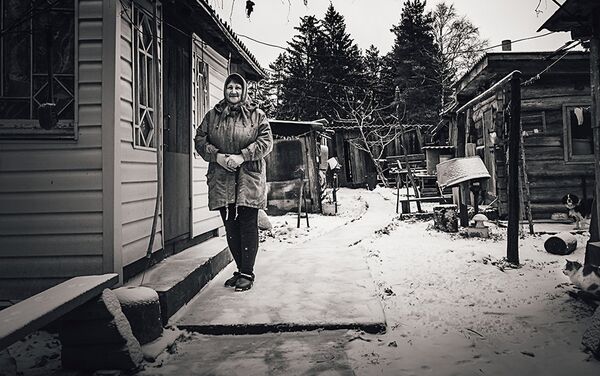Светлана Бремз во дворе своего дома. Деревня Кашкурино, Смоленская область - Sputnik Латвия