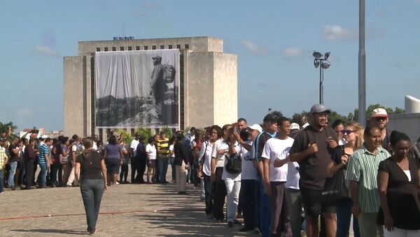 Тысячи кубинцев выстроились в очередь для прощания с Фиделем Кастро в Гаване - Sputnik Латвия