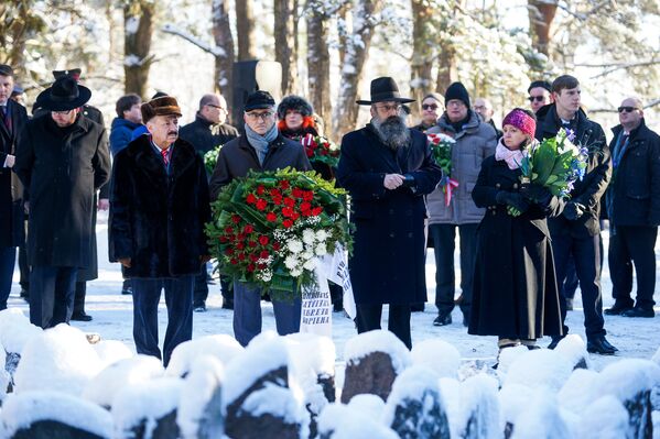 Предствители еврейских общин Латвии и посол Израиля в Латвии Лиронн Бар-Саде возложили венки к мемориалу - Sputnik Латвия