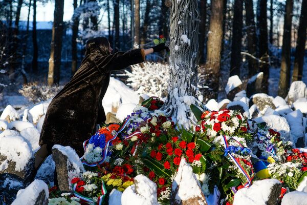Люди несли венки и цветы в память о жертвах нацистов - Sputnik Латвия