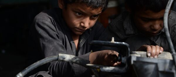 Bērni darbā. Foto no arhīva Bērni darbā. Foto no arhīva - Sputnik Latvija