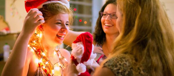 Церемония анонимного обмена рождественскими подарками - Sputnik Латвия