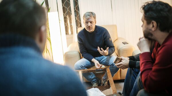 Наивные путешественники встретились с шоуменом и телеведущим Валдисом Пельшем Наивные путешественники встретились с шоуменом и телеведущим Валдисом Пельшем - Sputnik Латвия