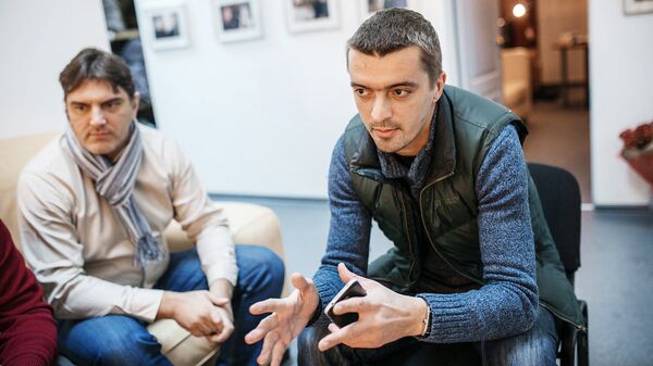 Наивные путешественники встретились с шоуменом и телеведущим Валдисом Пельшем Наивные путешественники встретились с шоуменом и телеведущим Валдисом Пельшем - Sputnik Латвия