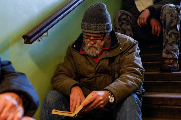Читающий мужчина в ночлежке - Sputnik Латвия
