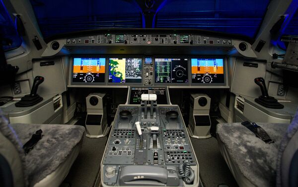 В кабине самолета Bombardier CS300 авиакомпании airBaltic - Sputnik Латвия