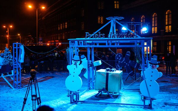 Снеговики застыли в ожидании команды от позади стоящего механизма - Sputnik Латвия